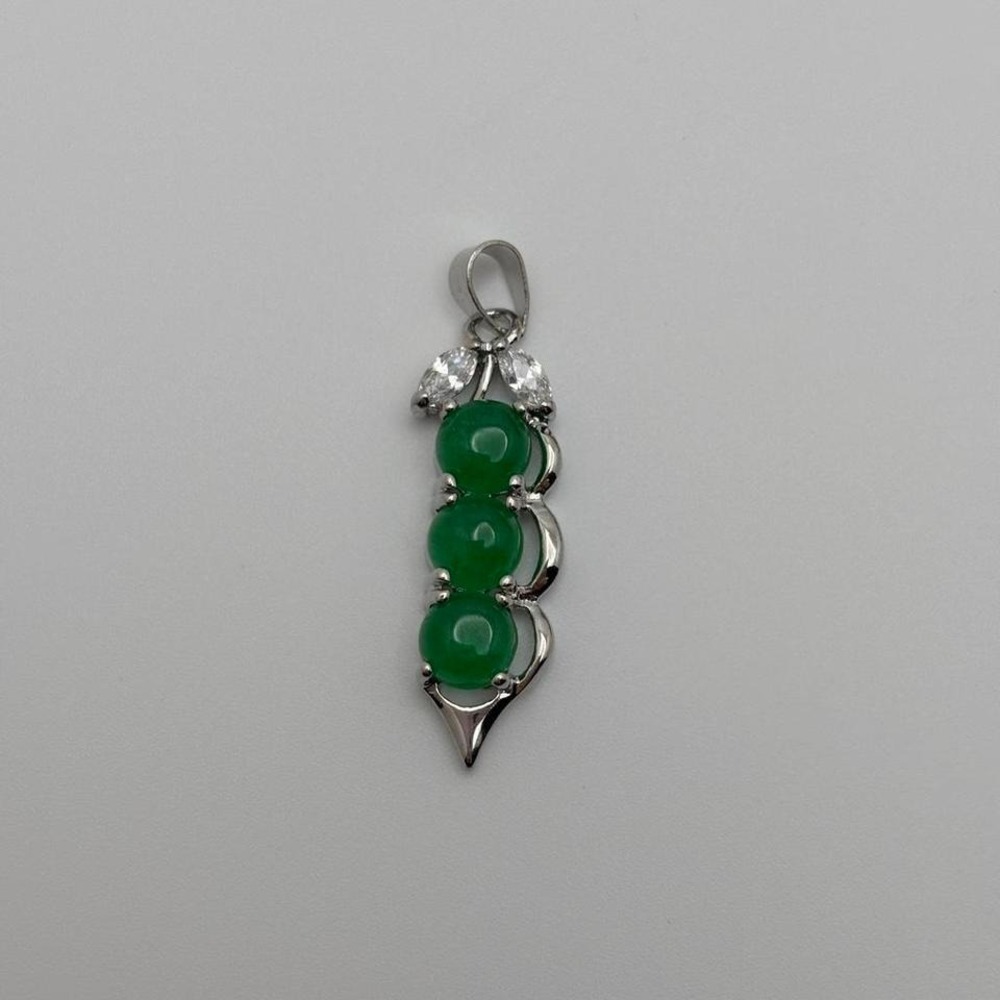 Jade Bean Pendant
Silver Plated‎